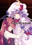  2girls bangs blue_bow bow bowtie capelet commentary_request crescent crescent_moon_pin dress eyebrows_visible_through_hair hair_between_eyes hair_bow hat head_wings koakuma long_hair long_sleeves looking_at_viewer mob_cap multiple_girls open_mouth patchouli_knowledge purple_hair red_bow red_bowtie red_eyes redhead sidelocks sleeveless smile striped striped_dress touhou usotsuki_penta very_long_hair violet_eyes white_hat 