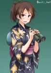  1girl alternate_costume anti_(untea9) brown_eyes brown_hair commentary fan green_background hair_ribbon highres holding_binoculars japanese_clothes kantai_collection kimono open_mouth paper_fan ponytail ribbon shikinami_(kantai_collection) short_hair simple_background solo sweatdrop twitter_username uchiwa upper_body yukata 