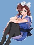  1girl arm_rest black_legwear blue_background blunt_ends bow brown_hair crossed_arms deary_me green_eyes hair_bow highres japanese_clothes kimono knees_up kuonji_ukyou long_hair looking_at_viewer no_shoes pantyhose ranma_1/2 simple_background sitting solo tasuki tsurime twitter_username white_bow yukata 