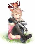  1girl armor armored_dress ass bangs belt black_boots blonde_hair boots closed_eyes djeeta_(granblue_fantasy) dragon dragon_on_head gauntlets gloves granblue_fantasy grass hairband happy hinahino knees_up long_hair looking_at_viewer on_head open_mouth parted_lips sitting solo thigh-highs thigh_boots vee_(granblue_fantasy) white_background yellow_eyes 