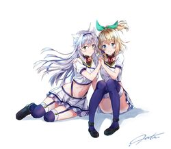  2girls absurdres akgotch blonde_hair blue_eyes blue_hairband blue_legwear blush choker crop_top eyebrows_visible_through_hair floating_hair full_body garter_straps green_eyes green_ribbon hair_between_eyes hair_ribbon hairband hand_holding hand_on_another&#039;s_shoulder head_tilt highres interlocked_fingers long_hair looking_at_viewer midriff miniskirt multiple_girls navel pleated_skirt ponytail red_ribbon ribbon rokudenashi_majutsu_koushi_to_akashic_record rumia_tingel short_sleeves signature silver_hair simple_background sistine_fiber sitting skirt smile stomach thigh-highs white_background white_ribbon zettai_ryouiki 