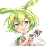  1girl :3 bangs blush brown_eyes card collared_shirt duel_monster green_hair green_suspenders hair_between_eyes highres holding holding_card looking_at_viewer medium_hair odd-eyes_pendulum_dragon open_mouth pink_ribbon playing_card regi_(r_regi) ribbon shirt simple_background smile solo voicevox white_background white_shirt yu-gi-oh! zundamon 