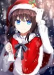  1girl aa_(sin2324) arm_up bangs bell blue_eyes blush brown_hair christmas closed_mouth commentary_request eyebrows_visible_through_hair fingernails fur-trimmed_capelet fur-trimmed_hat hair_between_eyes hakama-chan_(aa) hand_on_headwear hat holding holding_sack holly long_hair looking_at_viewer original red_capelet red_hat sack shirt smile snowing solo upper_body white_shirt 