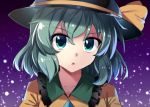  &gt;:o 1girl :o bangs black_hat commentary_request e.o. eyebrows_visible_through_hair eyelashes gradient gradient_background green_eyes green_hair hat hat_ribbon komeiji_koishi light_particles looking_at_viewer open_mouth purple_background ribbon shiny shiny_hair short_hair solo touhou upper_body yellow_ribbon 