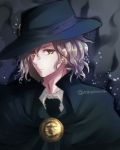 1boy bangs black_neckwear blonde_hair cape character_request closed_mouth collared_shirt fate/grand_order fate_(series) hair_between_eyes hat highres looking_at_viewer male_focus necktie purple_background shirt solo tanaji top_hat twitter_username upper_body white_shirt yellow_eyes 