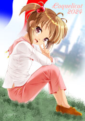  2024 brown_eyes brown_hair brown_shoes character_name coquelicot_(sakura_taisen) french_flag from_side hair_bobbles hair_ornament highres hoshi_nohara long_hair open_mouth pants pink_pants sakura_taisen sakura_taisen_iii shirt shoes sitting smile twintails v white_shirt 
