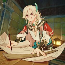  1boy :q artist_name black_gloves blonde_hair blue_sash blush cape closed_mouth earrings feather_hair_ornament feathers fingerless_gloves game_screenshot_background genshin_impact gloves gold_earrings gold_necklace gold_trim hair_between_eyes hair_ornament hashtag-only_commentary highres holding holding_pencil indoors jewelry kaveh_(genshin_impact) lantern leaning_forward long_hair long_sleeves male_focus necklace paper parted_bangs pencil red_cape red_eyes rug ruler sash screenshot_background scroll shirt shokun_2 signature smile solo table tongue tongue_out v-shaped_eyebrows white_shirt 