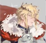  1boy armor artist_name artoria_pendragon_(all) artoria_pendragon_(lancer) cape fate/grand_order fate_(series) fur_trim genderswap genderswap_(ftm) green_eyes grey_background looking_at_viewer male_focus parted_lips red_cape saber_(fate/prototype) sidelocks simple_background upper_body 