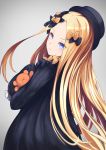  1girl :c abigail_williams_(fate/grand_order) bangs black_bow black_dress black_hat blonde_hair blue_eyes bow closed_mouth commentary_request dress eyebrows_visible_through_hair fate/grand_order fate_(series) grey_background hair_bow hands_in_sleeves hat head_tilt highres kirara_(mzk_ya) long_hair long_sleeves looking_at_viewer looking_back object_hug orange_bow parted_bangs polka_dot polka_dot_bow simple_background solo stuffed_animal stuffed_toy teddy_bear very_long_hair 