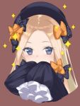  1girl abigail_williams_(fate/grand_order) akai_ronii bangs black_bow black_dress black_hat blonde_hair blue_eyes bow brown_background commentary_request covering_mouth dress fate/grand_order fate_(series) forehead hair_bow hands_in_sleeves hat long_hair long_sleeves looking_at_viewer orange_bow parted_bangs polka_dot polka_dot_bow simple_background solo sparkle 