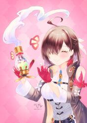  1girl ^_^ absurdres ahoge arms_up atelier_(series) atelier_yumia black_hair blush breasts closed_eyes commentary_request gloves hair_over_one_eye highres medium_breasts medium_hair mitumi_ci mole mole_under_eye multicolored_hair notice_lines parted_bangs partially_fingerless_gloves pink_background red_gloves red_hair smile solo standing streaked_hair two-tone_hair upper_body yumia_liessfeldt 