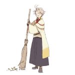  ^_^ androgynous broom cape closed_eyes hakama houhou_(black_lack) japanese_clothes katsugeki/touken_ranbu leaf leaf_on_head open_mouth saniwa_(katsugeki/touken_ranbu) saniwa_(touken_ranbu) smile touken_ranbu white_hair yellow_eyes 