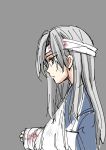  1girl alternate_costume bandage bandaged_arm bandaged_head bloody_bandages camouflage commentary dirty_face empty_eyes eyebrows_visible_through_hair from_side green_eyes grey_background grey_eyes grey_hair hair_down hair_over_shoulder half-closed_eyes highres injury japanese_clothes kantai_collection kimono long_hair looking_to_the_side multicolored_hair purple_kimono sanpachishiki_(gyokusai-jima) simple_background solo two-tone_hair upper_body white_hair zuikaku_(kantai_collection) 