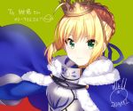  1girl ahoge artoria_pendragon_(all) blonde_hair blue_cape cape closed_mouth commentary_request crown eyebrows_visible_through_hair eyes_visible_through_hair fate/stay_night fate_(series) fur_trim gorget green_background green_eyes ichiren_namiro looking_at_viewer merry_christmas plate saber short_hair signature simple_background smile solo upper_body 
