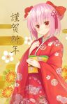  1girl bangs blush bow breasts closed_mouth egasumi eyebrows_visible_through_hair floral_background floral_print flower hair_bow hair_flower hair_ornament hand_on_own_chest highres japanese_clothes kimono long_sleeves looking_at_viewer obi original pink_hair print_kimono red_bow red_eyes red_kimono rennkuu sash shiny shiny_hair short_hair smile solo tareme translated upper_body wide_sleeves 