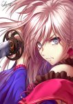  &gt;:( 1girl artist_name bare_shoulders blue_eyes closed_mouth detached_sleeves earrings eyebrows_visible_through_hair fate/grand_order fate_(series) fighting_stance frilled_sleeves frills holding holding_sword holding_weapon jewelry katana long_sleeves looking_at_viewer messy_hair miyamoto_musashi_(fate/grand_order) pink_hair sakiyamama serious simple_background solo sword tassel tsurime upper_body v-shaped_eyebrows weapon white_background wide_sleeves 