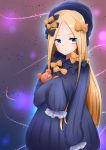  1girl abigail_williams_(fate/grand_order) absurdres bangs black_bow black_dress black_hat blonde_hair blue_eyes bow closed_mouth commentary_request dress eyebrows_visible_through_hair fate/grand_order fate_(series) forehead hair_bow hat highres long_hair long_sleeves looking_at_viewer object_hug orange_bow parted_bangs sleeves_past_fingers sleeves_past_wrists solo stuffed_animal stuffed_toy teddy_bear very_long_hair yukinekohime 