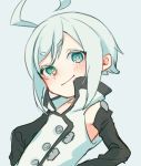  1boy ahoge blue_eyes bright_pupils closed_mouth detached_sleeves eyebrows_visible_through_hair green_eyes grey_background hands_on_hips heterochromia high_collar looking_at_viewer male_focus shiratsuyu_aya silver_hair simple_background smile solo upper_body utatane_piko vocaloid 