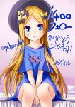  1girl :d abigail_williams_(fate/grand_order) alternate_costume ayatsuri-doll bangs between_legs black_bow black_hat blonde_hair blue_eyes blue_shirt blush bow commentary_request eyebrows_visible_through_hair fate/grand_order fate_(series) followers hair_bow hand_between_legs hat head_tilt highres long_hair looking_at_viewer on_bed open_mouth parted_bangs shirt short_sleeves sitting sitting_on_bed smile solo t-shirt tissue_box translation_request twitter_username very_long_hair yellow_bow 