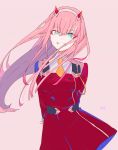  1girl arms_behind_back clenched_teeth cow_(shadow) darling_in_the_franxx green_eyes hair_between_eyes highres horns long_hair necktie pink_background pink_hair solo teeth yellow_neckwear zero_two_(darling_in_the_franxx) 