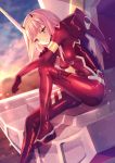  1girl blurry blurry_background bodysuit craytm darling_in_the_franxx eyebrows_visible_through_hair green_eyes hairband highres horns looking_at_viewer pilot_suit red_bodysuit sitting skin_tight smile solo sunset white_hairband zero_two_(darling_in_the_franxx) 
