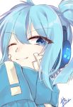  1girl ;) abe_suke bangs beamed_quavers blue_eyes blue_hair closed_mouth commentary_request ene_(kagerou_project) eyebrows_visible_through_hair hair_between_eyes headphones kagerou_project looking_at_viewer looking_back musical_note one_eye_closed signature simple_background smile solo upper_body white_background 