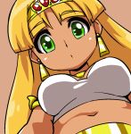  1girl blonde_hair breasts brown_background claire_(hihouden) dark_skin earrings eyebrows eyebrows_visible_through_hair from_below gem green_eyes hairband hihouden hiru_made_ne-tarou jewelry long_hair looking_at_viewer medium_breasts midriff navel neck_ring simple_background solo stomach yellow_hairband 