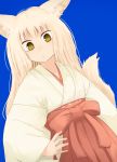  1girl animal_ears bangs batta_(kanzume_quality) blonde_hair blue_background closed_mouth dutch_angle eyebrows_visible_through_hair fox_ears fox_tail green_eyes hakama hand_on_hip japanese_clothes long_hair long_sleeves looking_at_viewer miko original red_hakama simple_background slit_pupils solo tail upper_body wide_sleeves 