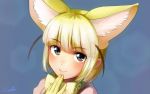  1girl animal_ears artist_name bangs blonde_hair blue_background bow brown_eyes closed_mouth commentary_request ears_visible_through_hair eyebrows_visible_through_hair fennec_(kemono_friends) fox_ears gloves hair_between_eyes hand_on_own_chin kemono_friends looking_at_viewer pink_shirt shirt signature solo welt_(kinsei_koutenkyoku) yellow_bow 