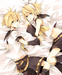  bad_id blonde_hair bow detached_sleeves grey_eyes hair_bow hair_ornament hairband hairclip kagamine_len kagamine_rin karu midriff short_hair siblings twins vocaloid yuzuki_karu 