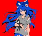  1girl aimai-me blue_eyes blue_hair blue_skirt bow commentary_request eyebrows_visible_through_hair floating_hair grey_hoodie hair_between_eyes hair_bow hood hood_down hoodie long_hair looking_at_viewer red_background short_sleeves simple_background skirt solo stuffed_animal stuffed_cat stuffed_toy touhou upper_body very_long_hair yorigami_shion 