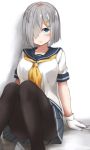  1girl black_legwear blue_eyes blue_sailor_collar gloves hair_ornament hair_over_one_eye hairclip hamakaze_(kantai_collection) hoojiro_(found1093) kantai_collection looking_at_viewer pantyhose pleated_skirt sailor_collar school_uniform serafuku short_hair silver_hair sitting skirt solo white_background white_gloves yellow_neckwear 