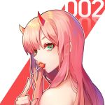  1girl bare_shoulders candy chepill darling_in_the_franxx food green_eyes highres horns long_hair looking_at_viewer looking_back mouth_hold pink_hair simple_background solo upper_body white_background zero_two_(darling_in_the_franxx) 