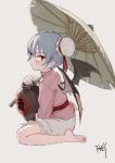  1girl alternate_costume artist_name barefoot bat_wings blue_hair blush chinese_clothes commentary_request double_bun eyebrows_visible_through_hair fkey grey_background highres holding holding_jar holding_umbrella jar long_sleeves looking_at_viewer oriental_umbrella pink_shirt red_eyes red_sash remilia_scarlet shirt shorts simple_background sitting solo touhou translated umbrella v-shaped_eyebrows wariza white_shorts wings 