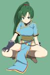  1girl black_gloves breasts brown_footwear chinese_clothes dress earrings fire_emblem fire_emblem:_rekka_no_ken folded_leg gloves green_background green_eyes green_hair hand_on_own_knee high_ponytail highres jewelry leon_(mikiri_hassha) long_hair looking_at_viewer lyndis_(fire_emblem) medium_breasts no_panties pelvic_curtain sash short_sleeves simple_background sitting smile solo very_long_hair 