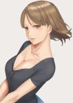  1girl black_shirt breasts brown_eyes cleavage commentary_request eyebrows_visible_through_hair grey_background highres large_breasts light_brown_hair long_hair original ranma_(kamenrideroz) shiny shiny_hair shirt short_hair short_sleeves simple_background solo upper_body v_arms 