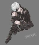  1boy between_legs black_choker black_footwear black_gloves black_jacket black_legwear black_shorts blindfold boots choker collar collarbone gloves hand_between_legs head_on_knees highres jacket nier_(series) nier_automata short_hair shorts silver_hair sitting socks solo user_fmwk3744 yorha_no._9_type_s 