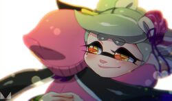  +_+ 2girls aori_(splatoon) beanie black_hair blush chichi_band closed_mouth domino_mask grey_hair hair_ribbon half-closed_eyes happy hat hotaru_(splatoon) hug jacket long_hair mask multiple_girls pink_hat pink_jacket pointy_ears purple_ribbon ribbon simple_background smile sparkle splatoon splatoon_2 thick_eyebrows twintails upper_body white_background yellow_eyes 