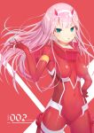  1girl bodysuit breasts character_name clenched_teeth covered_navel darling_in_the_franxx green_eyes hairband hand_on_hip highres horns koromo_take long_hair looking_at_viewer medium_breasts pink_hair red_background red_bodysuit skin_tight smile solo standing teeth white_hairband zero_two_(darling_in_the_franxx) 