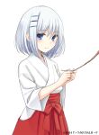  1girl blue_eyes date_a_live eyebrows_visible_through_hair hair_between_eyes hair_ornament hairclip hakama holding japanese_clothes kimono konoe_(fogtracks) looking_at_viewer miko red_hakama short_hair silver_hair smile solo standing tobiichi_origami transparent_background white_kimono 