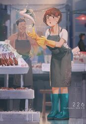  1boy 1girl apron artist_name boots brown_hair chinese_commentary commentary_request dated fish fish_market gloves hair_ornament hands_on_hips highres laughing octopus_hair_ornament original rubber_boots rubber_gloves shirt short_hair standing surprised t-shirt wudi_sao_nian 