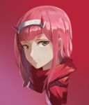  1girl absurdres closed_mouth darling_in_the_franxx eyebrows_visible_through_hair gan-viking gradient gradient_background green_eyes hairband highres horns long_hair looking_at_viewer pink_hair red_cloak red_horns smile solo white_hairband zero_two_(darling_in_the_franxx) 