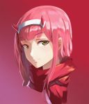  1girl closed_mouth darling_in_the_franxx eyebrows_visible_through_hair gan-viking gradient gradient_background green_eyes hairband highres horns long_hair looking_at_viewer pink_hair red_cloak red_horns revision smile solo white_hairband zero_two_(darling_in_the_franxx) 