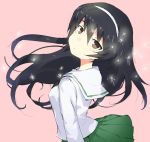  1girl bangs black_hair blouse brown_eyes closed_mouth eyebrows_visible_through_hair from_side gedou_(ge_ge_gedou) girls_und_panzer green_skirt hairband head_tilt light_frown long_hair long_sleeves looking_at_viewer looking_back ooarai_school_uniform pink_background pleated_skirt reizei_mako school_uniform serafuku simple_background skirt solo sparkle standing upper_body white_blouse white_hairband 