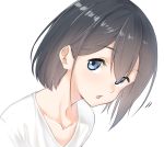  1girl bangs black_hair blue_eyes collarbone commentary_request eyebrows_visible_through_hair hair_between_eyes highres leaning_forward long_hair looking_at_viewer original parted_lips shirt short_hair simple_background solo white_background white_shirt yuki_arare 
