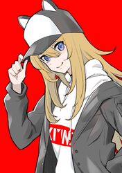  1girl baseball_cap black_jacket blonde_hair blue_eyes hat hat_tip hat_with_ears highres hood hoodie jacket kmnz_lita long_hair mc_lita mushiki_k red_background simple_background smile virtual_youtuber 