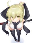  1girl adjusting_hair ahoge arm_guards armpits bare_shoulders bending_forward black_bow black_scarf blonde_hair bow breasts commentary_request dabuki fate/grand_order fate_(series) full_body hair_bow highres japanese_clothes katana kimono koha-ace looking_to_the_side mouth_hold obi okita_souji_(fate) sash scarf short_kimono sleeveless sleeveless_kimono small_breasts standing sword thighs toeless_legwear weapon white_kimono yellow_eyes 