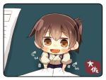  1girl blue_hakama brown_eyes brown_hair chibi commentary_request green_background hakama japanese_clothes kaga_(kantai_collection) kantai_collection open_mouth paper side_ponytail smile solo taisa_(kari) tasuki upper_body 