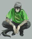  1boy alternate_costume baseball_cap black_footwear black_hair black_pants closed_mouth clothes_writing elbows_on_knees fate/grand_order fate_(series) green_eyes green_shirt grey_background grey_hat hat highres long_hair looking_at_viewer mi_(pic52pic) pants ponytail shirt shoes simple_background smile solo squatting tattoo very_long_hair yan_qing_(fate/grand_order) 