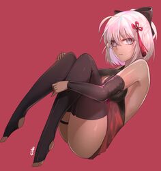  1girl ahoge ass bangs black_legwear bow breasts dark_skin eyes_visible_through_hair fate/grand_order fate_(series) full_body hair_between_eyes hair_bow halterneck highres huyou_(awegk) large_breasts leg_hug long_hair looking_at_viewer okita_souji_(fate) okita_souji_alter_(fate) red_background short_hair short_ponytail solo stirrup_legwear tassel thigh-highs thigh_strap thighs toeless_legwear very_long_hair white_hair yellow_eyes 